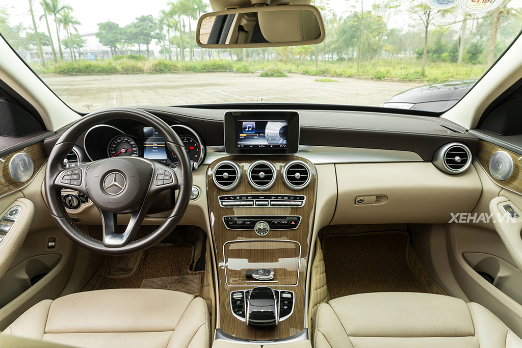 [ĐÁNH GIÁ XE] Audi A4 đối đầu Mercedes-Benz C250 Exclusive - Phần 2: Nội thất