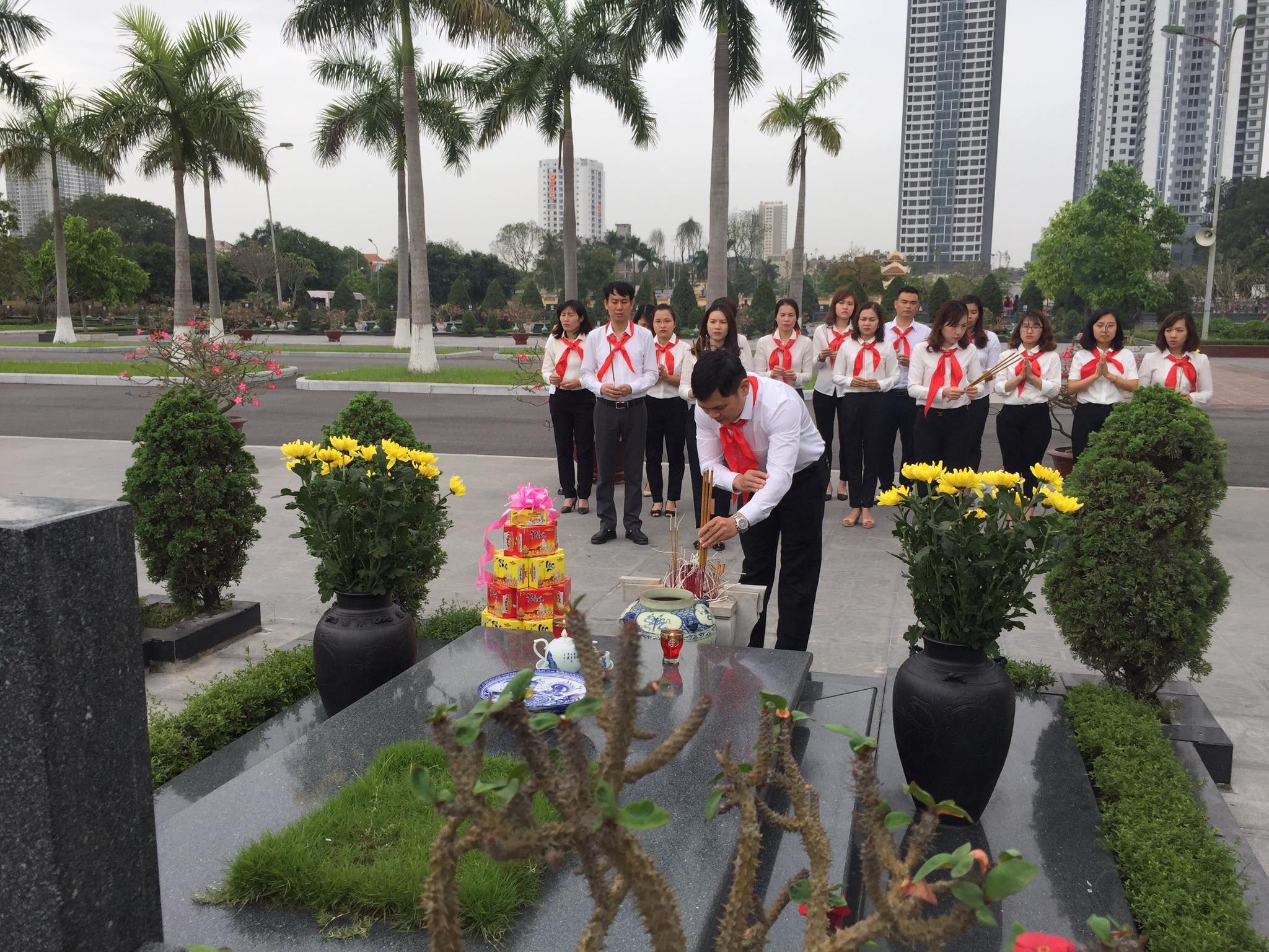 Tập thể cán bộ, giáo viên trường Lê Duẩn dâng hương tưởng nhớ công ơn Cố Tổng Bí thư Lê Duẩn