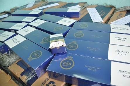 Móng Cái: Bắt giữ 20 thùng thuốc lá nhập lậu hiệu 555 Gold
