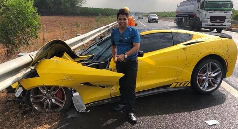 TP.HCM: Chevrolet Corvette C7 màu vàng bị tai nạn nát đầu, chủ xe vẫn an toàn tuyệt đối