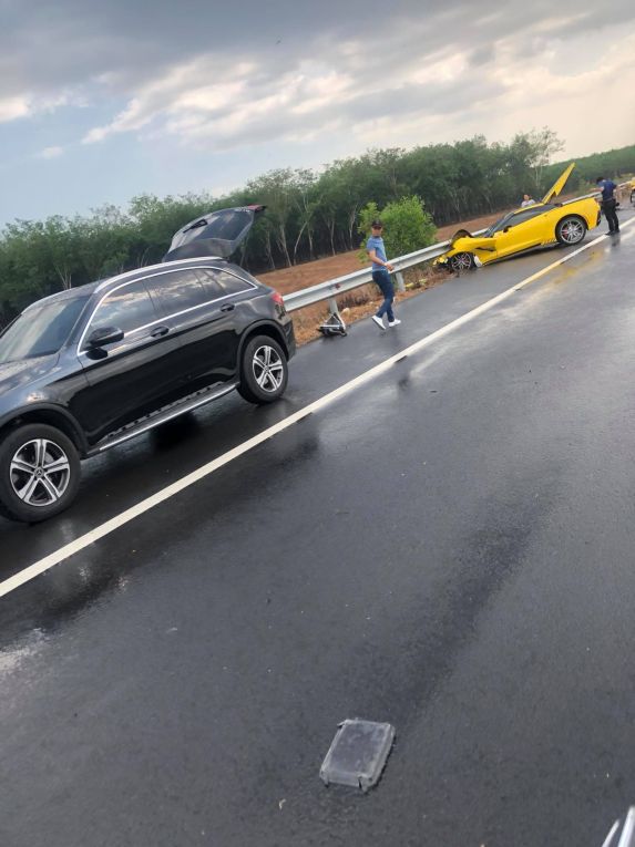 TP.HCM: Chevrolet Corvette C7 màu vàng bị tai nạn nát đầu, chủ xe vẫn an toàn tuyệt đối