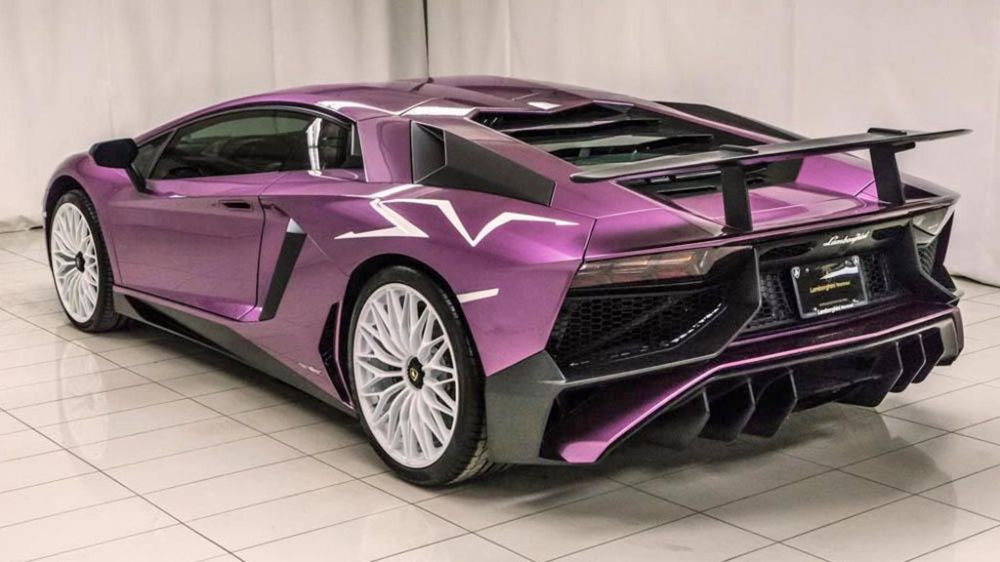 Lamborghini Aventador mê hoặc với 
