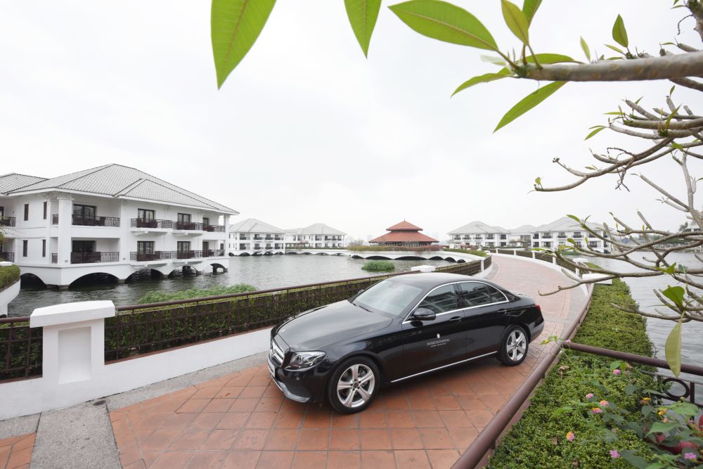 Mercedes-Benz bàn giao 4 xe E 200 thế hệ mới (W213) cho khách sạn InterContinental Hanoi Westlake