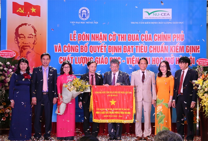 Viện Đại học Mở Hà Nội nhận Cờ thi đua của chính phủ