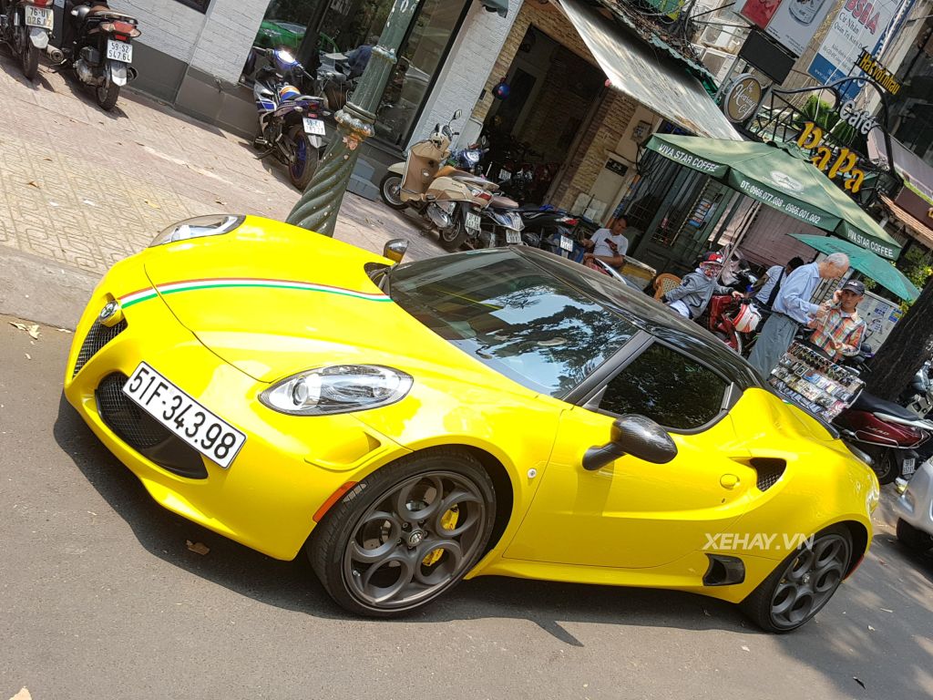 Bắt gặp Alfa Romeo 4C Launch Edition độc nhất Việt Nam đi dạo phố