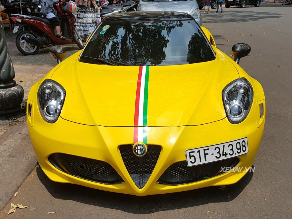 Bắt gặp Alfa Romeo 4C Launch Edition độc nhất Việt Nam đi dạo phố