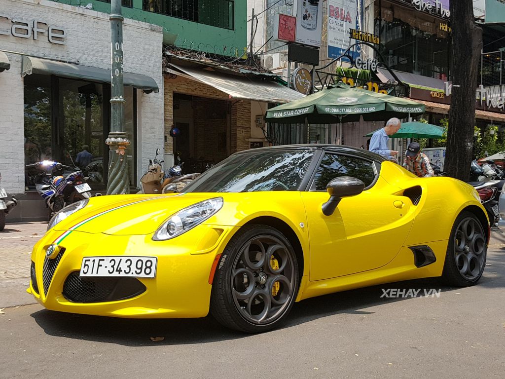 Bắt gặp Alfa Romeo 4C Launch Edition độc nhất Việt Nam đi dạo phố