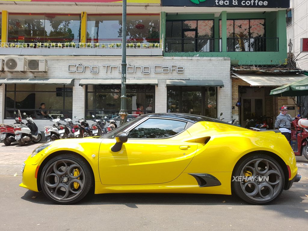 Bắt gặp Alfa Romeo 4C Launch Edition độc nhất Việt Nam đi dạo phố