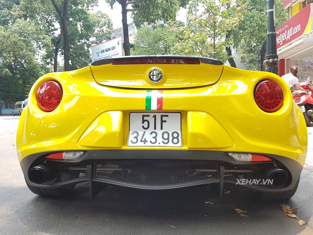 Bắt gặp Alfa Romeo 4C Launch Edition độc nhất Việt Nam đi dạo phố