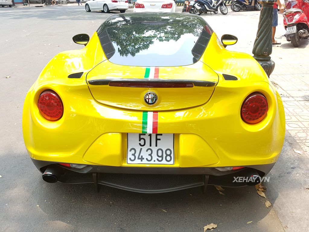 Bắt gặp Alfa Romeo 4C Launch Edition độc nhất Việt Nam đi dạo phố