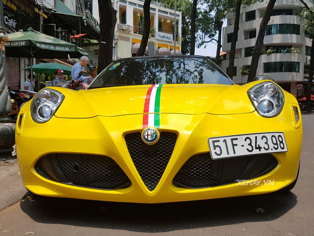 Bắt gặp Alfa Romeo 4C Launch Edition độc nhất Việt Nam đi dạo phố