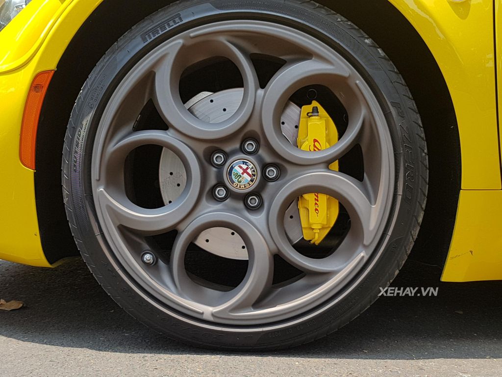 Bắt gặp Alfa Romeo 4C Launch Edition độc nhất Việt Nam đi dạo phố