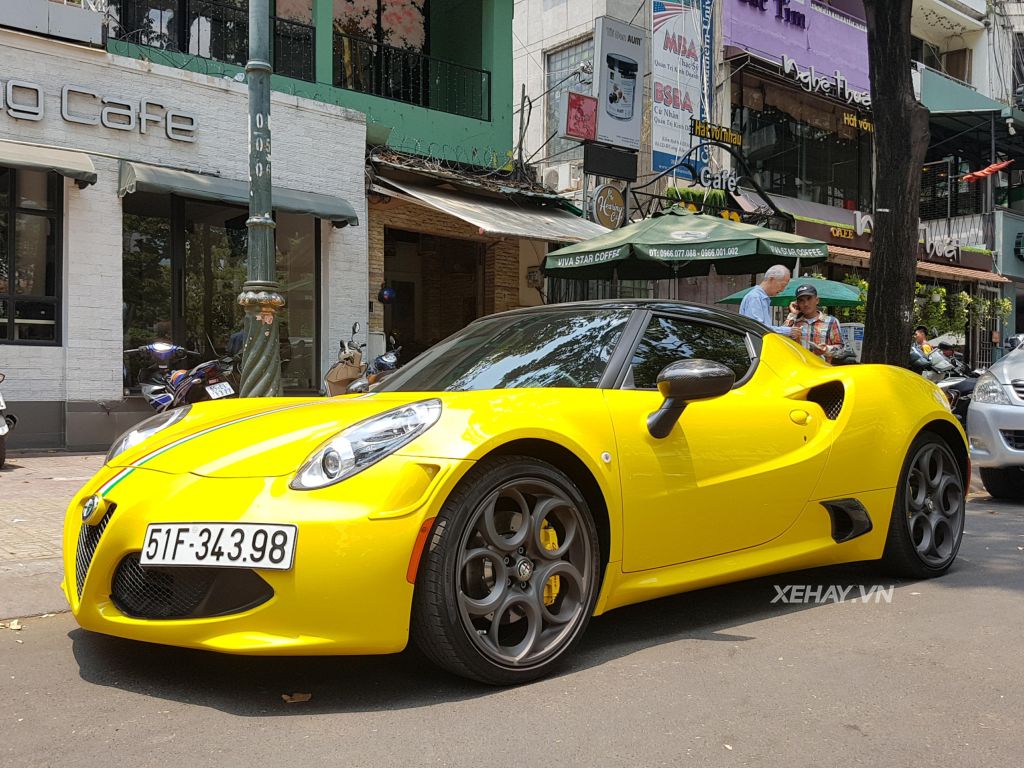 Bắt gặp Alfa Romeo 4C Launch Edition độc nhất Việt Nam đi dạo phố