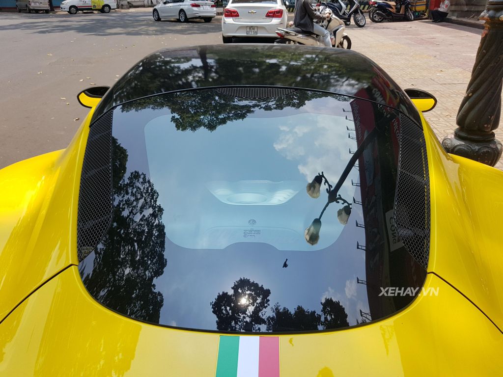 Bắt gặp Alfa Romeo 4C Launch Edition độc nhất Việt Nam đi dạo phố