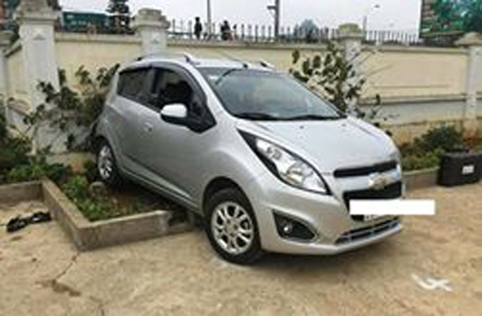 Sơn La: Cô giáo lùi xe ô tô khiến 2 học sinh thương vong