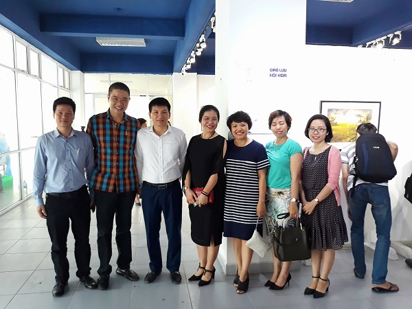 Ngắm nhà tập thể Hà Nội đầy thân thương trong tranh màu nước