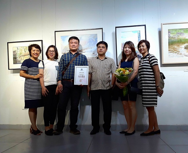 Ngắm nhà tập thể Hà Nội đầy thân thương trong tranh màu nước