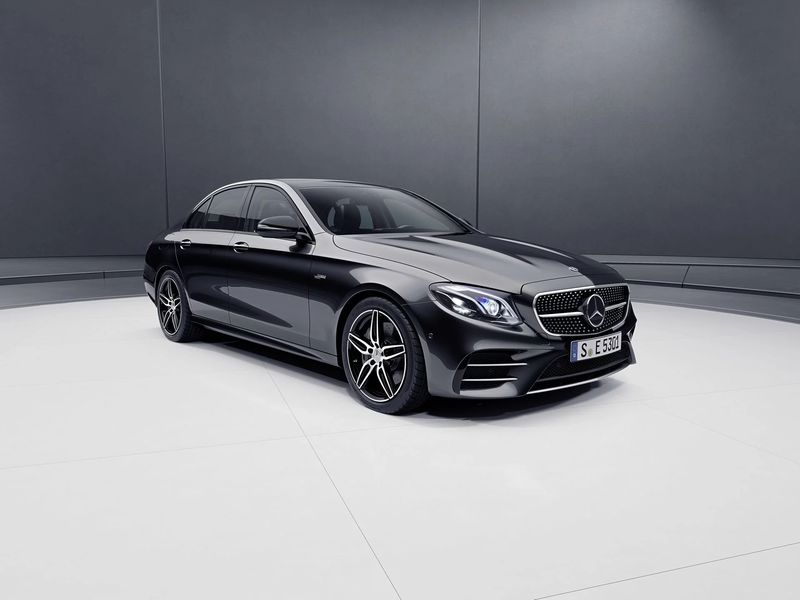 Mercedes-AMG E53 4Matic+ Saloon và Estate chốt giá từ 1,9 tỷ VNĐ