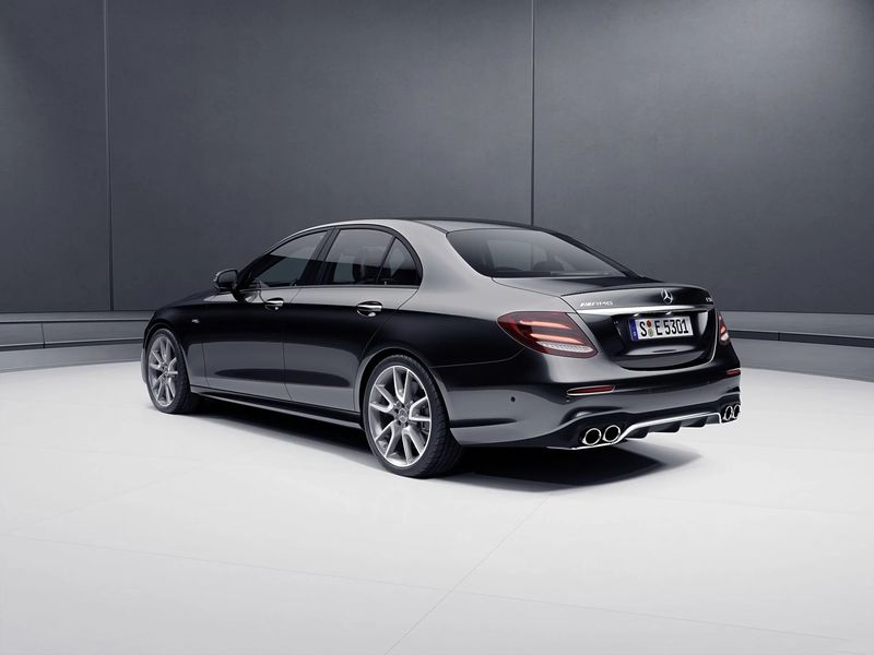 Mercedes-AMG E53 4Matic+ Saloon và Estate chốt giá từ 1,9 tỷ VNĐ