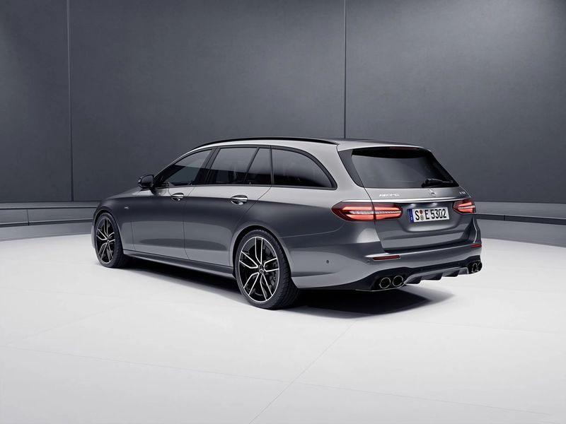 Mercedes-AMG E53 4Matic+ Saloon và Estate chốt giá từ 1,9 tỷ VNĐ
