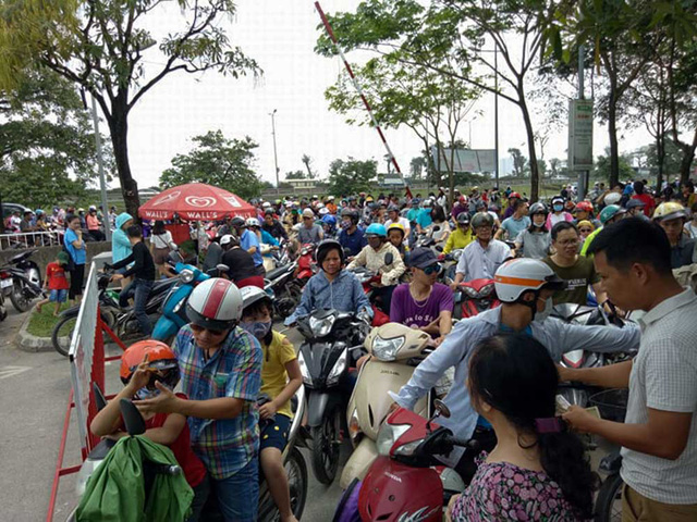Hà Nội: Choáng với cảnh đông nghẹt thở ở công viên dịp nghỉ lễ