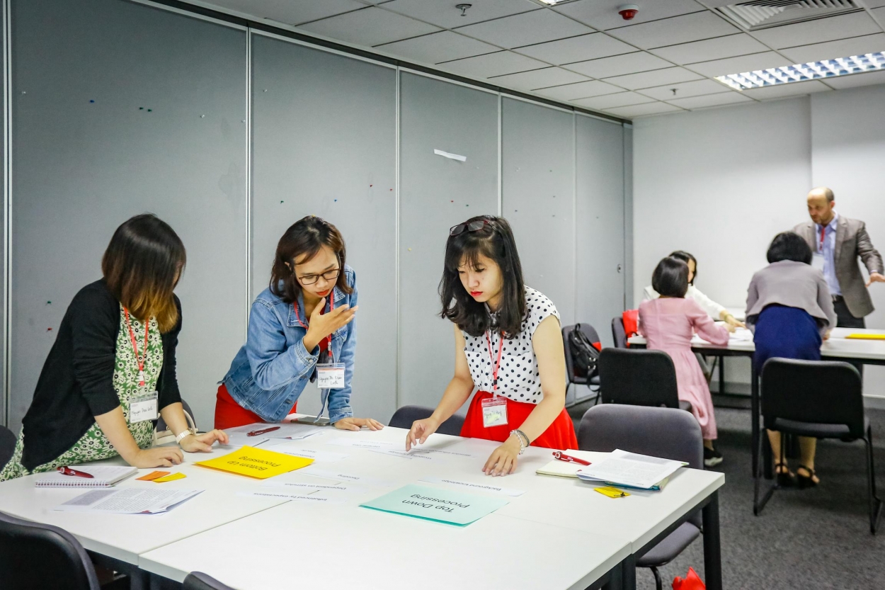 Các thầy cô thảo luận và thực hành quá trình xử lý thông tin từ Trên xuống và từ Dưới lên khi học Tiếng Anh