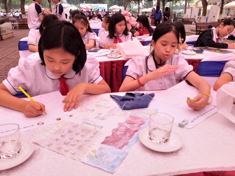 Học sinh trường Tiểu học Trung Yên hào hứng tham gia cuộc thi vẽ tranh