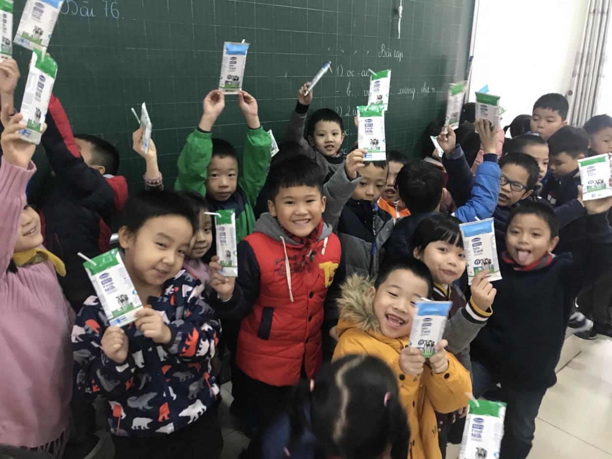 Nhờ sự công khai, minh bạch, đa số các phụ huynh đã đồng tình với chương trình sữa học đường (Trong ảnh: Niềm vui của học sinh trường Tiểu học Nghĩa Tân, quận Cầu Giấy, Hà Nội khi uống sữa học đường).