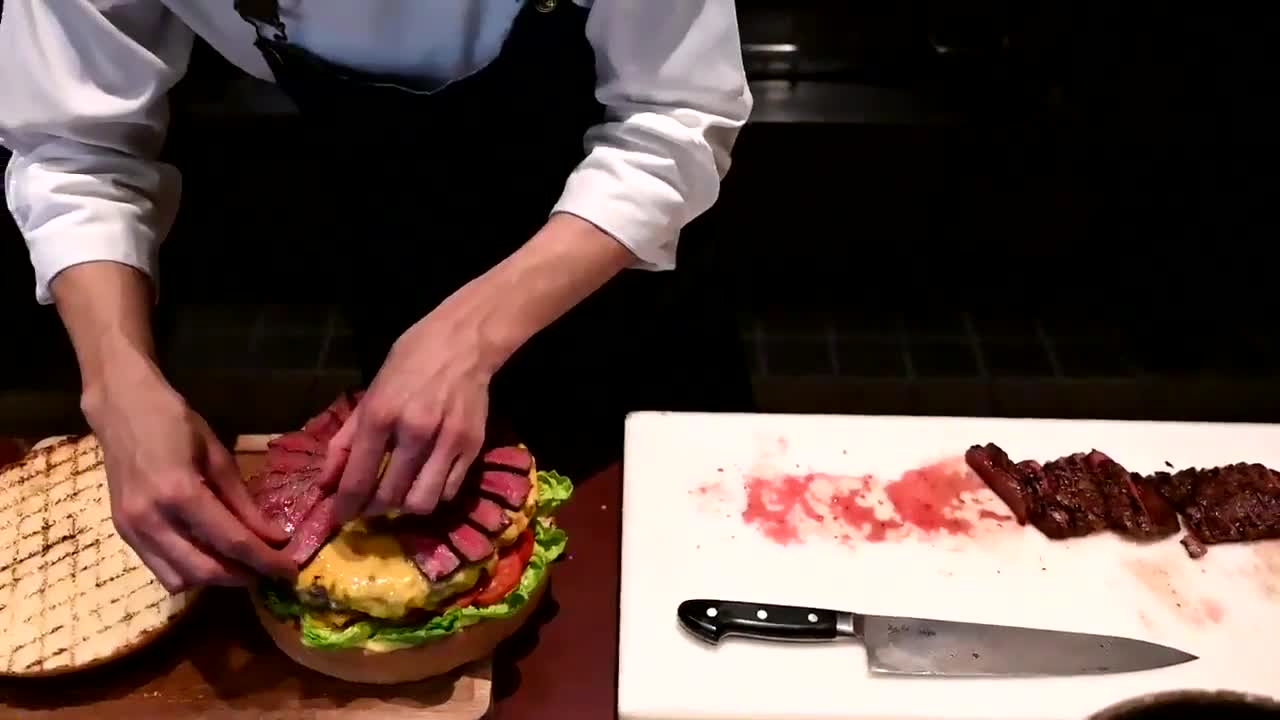 Bánh burger rắc vàng khổng lồ mừng triều đại mới ở Nhật Bản