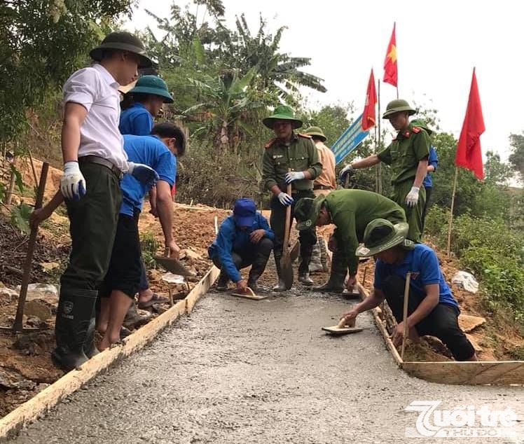 Đoàn thanh niên huyện Mù Cang Chải làm đường cho các em học sinh tới trường