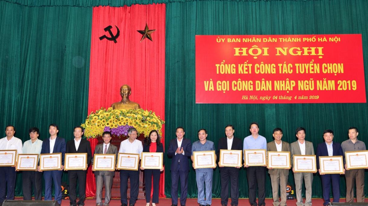 Khen thưởng 26 tập thể đạt kết quả tốt trong công tác tuyển chọn công dân nhập ngũ