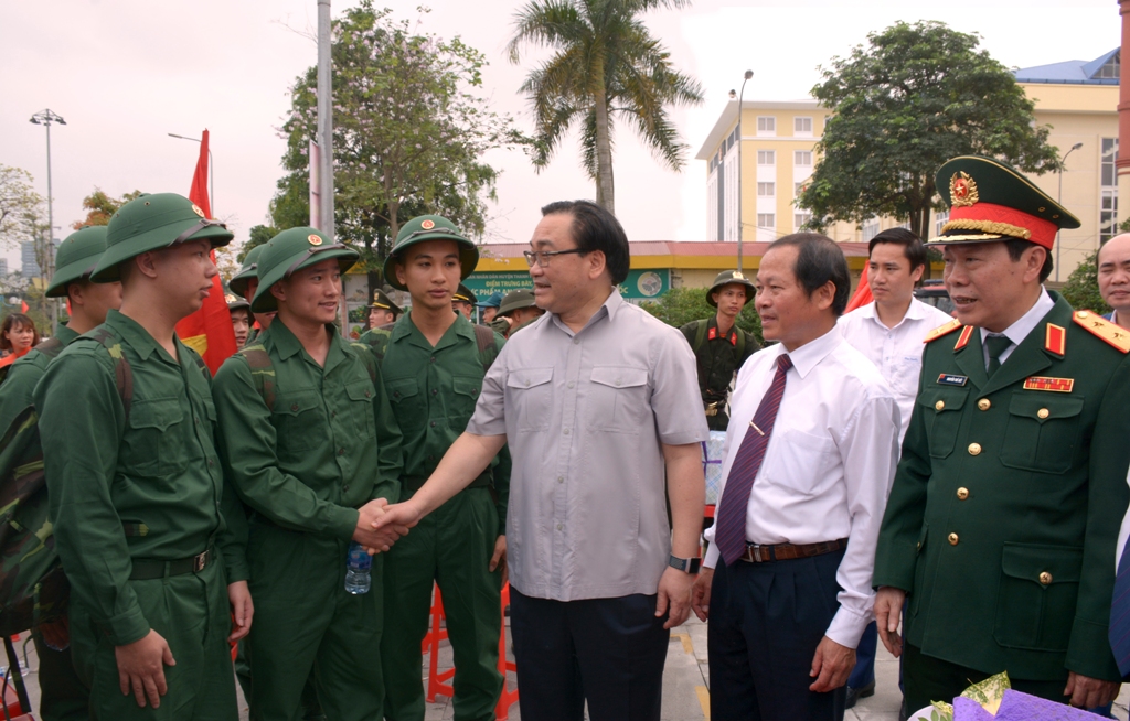 Ủy viên Bộ Chính trị, Bí thư Thành ủy Hà Nội Hoàng Trung Hải động viên các tân binh