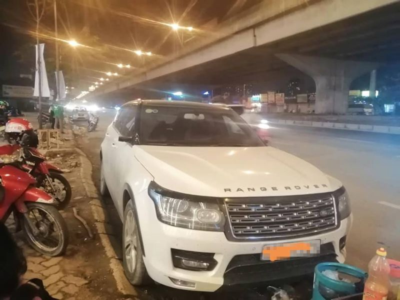 Hà Nội: Bị nhầm là Range Rover, xe Trung Quốc Zotye Z8 mất ngay cặp gương