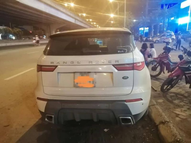 Hà Nội: Bị nhầm là Range Rover, xe Trung Quốc Zotye Z8 mất ngay cặp gương