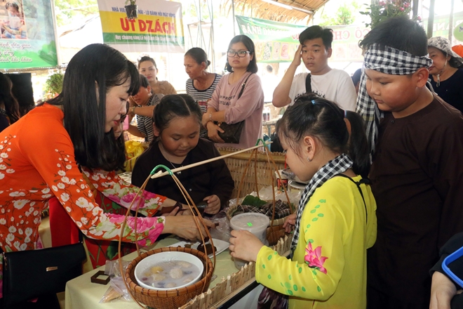 Thưởng thức bánh dân gian Nam Bộ tại gian hàng ẩm thực (Lễ hội Bánh dân gian Nam Bộ 2018)