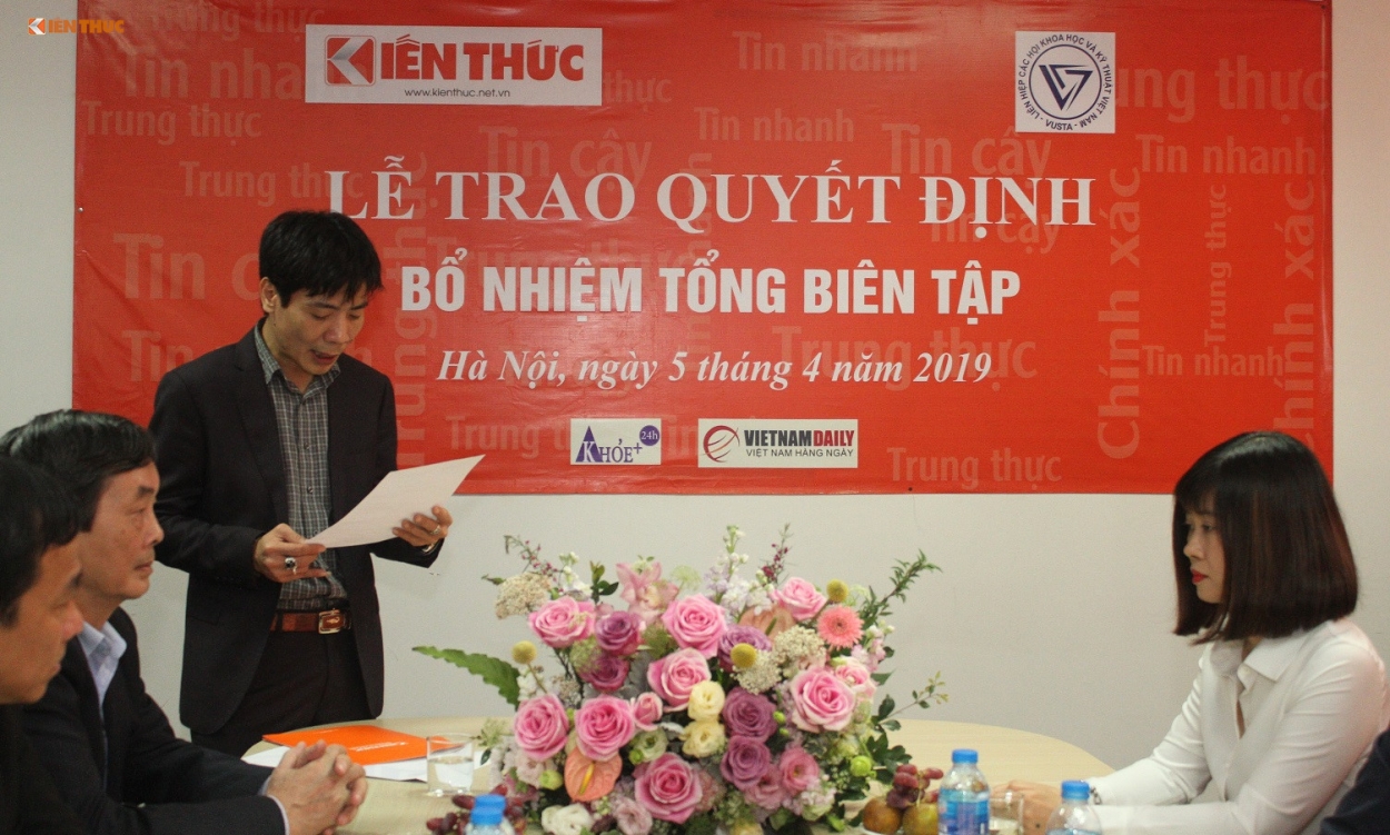 Tiến sĩ Đặng Vũ Cảnh Linh - Trưởng ban Truyền thông và Phổ biến Kiến Thức Liên hiệp hội đọc quyết định bổ nhiệm.