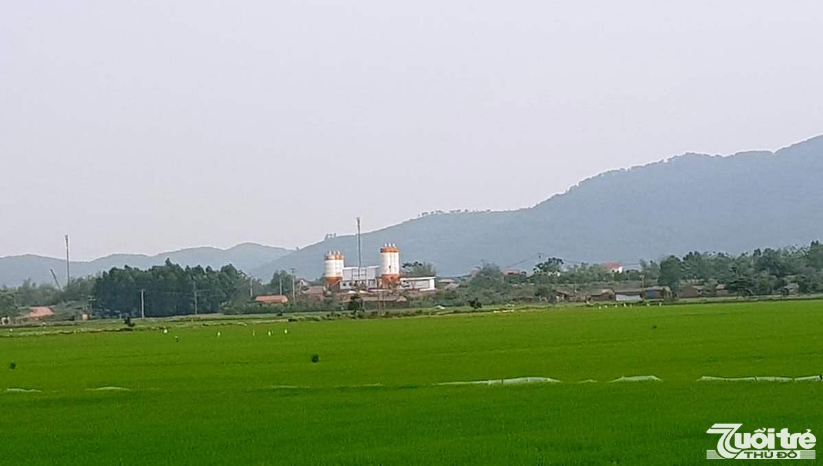Có thể dễ dàng nhìn thấy trạm trộn bê tông này từ trục Tỉnh lộ 293. 