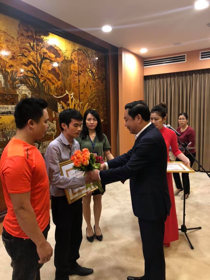 Phó Chủ tịch UBND TP Hà Nội Lê Hồng Sơn trao thưởng phóng viên Chu Văn Lương