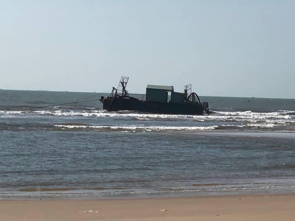 Một chiếc thuyền khai thác cát đang đậu ở khu vực dự án Lạc Việt