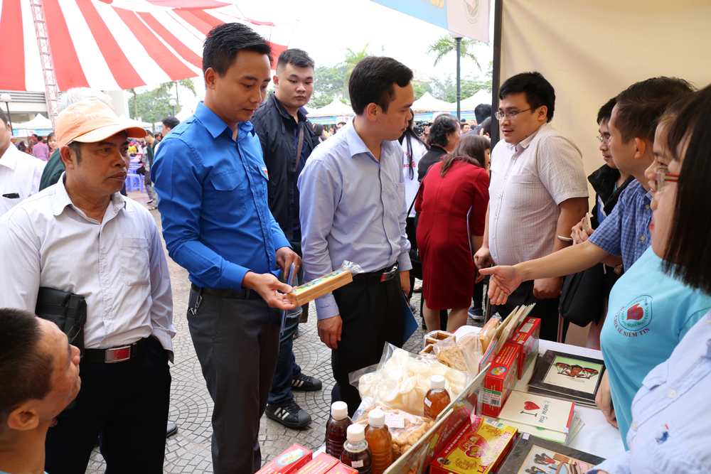 Các đồng chí lãnh đạo tham quan gian hàng của người khuyết tật trưng bày tại ngày hội