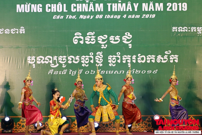 Biểu diễn văn nghệ chào mừng Tết cổ truyền Chôl Chnăm Thmây của đồng bào Khmer