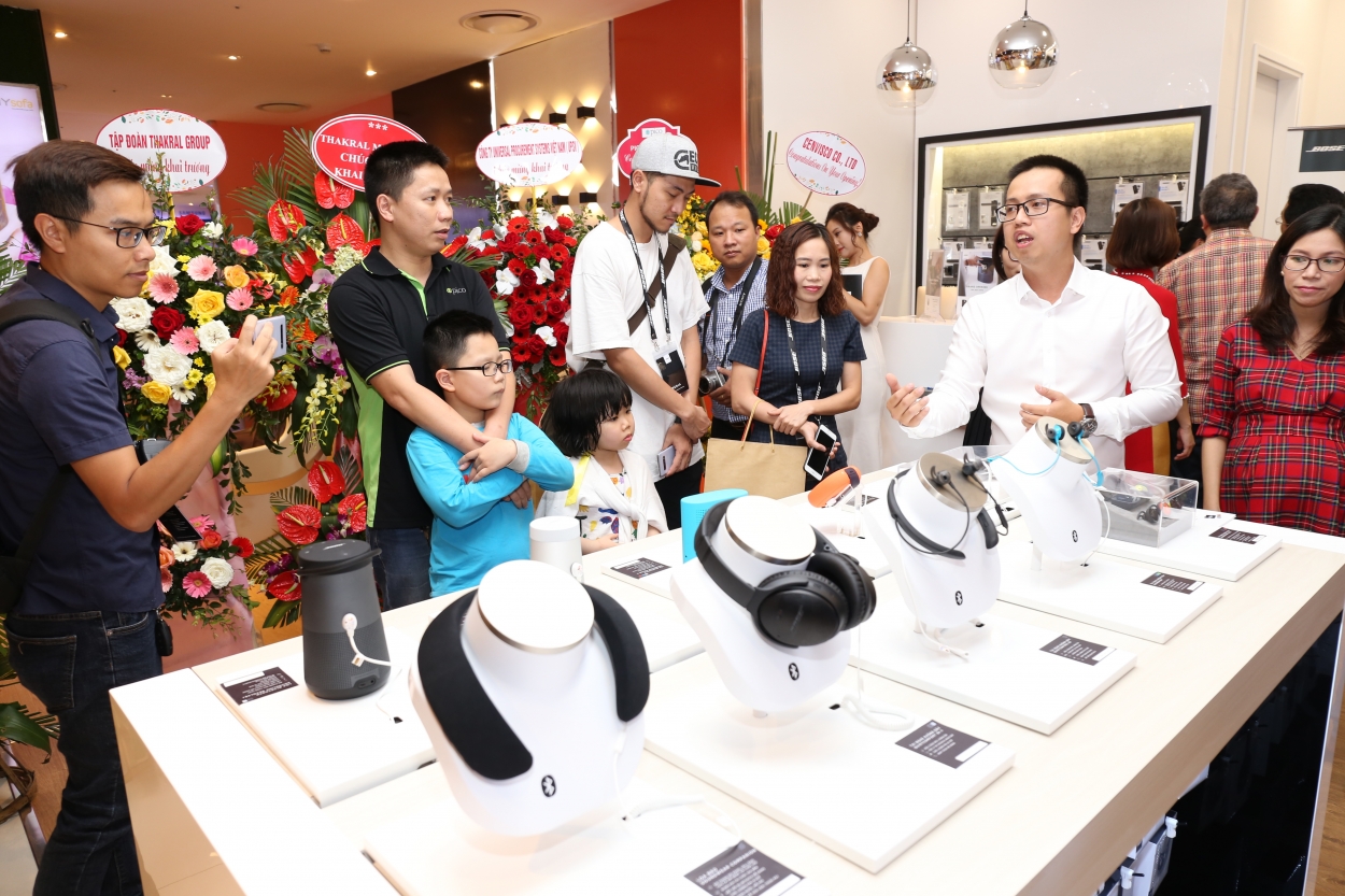 Khách tham quan không gian Bose Store Lotte Hà Nội