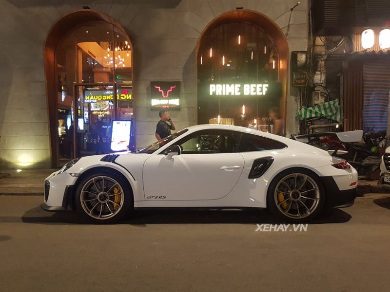 Chạm mặt Porsche 911 GT2 RS 2019 đầu tiên ra biển trắng tại Việt Nam