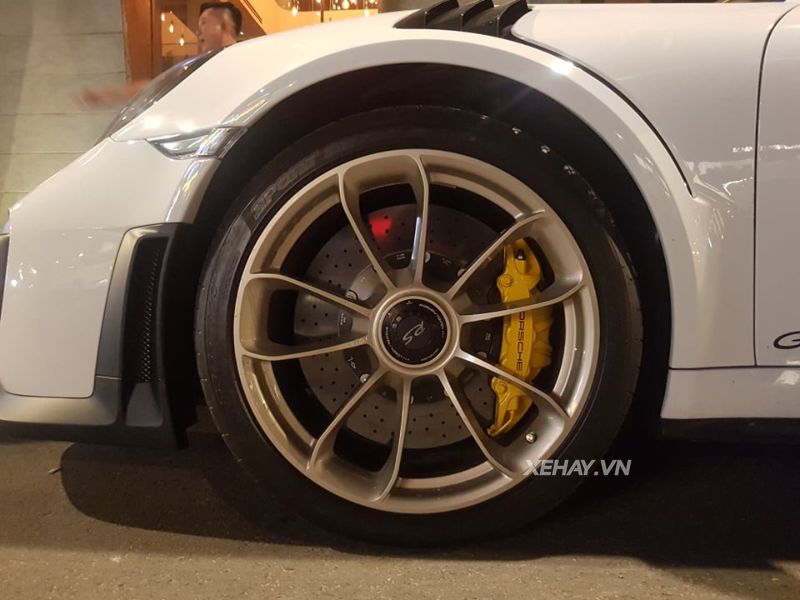 Chạm mặt Porsche 911 GT2 RS 2019 đầu tiên ra biển trắng tại Việt Nam