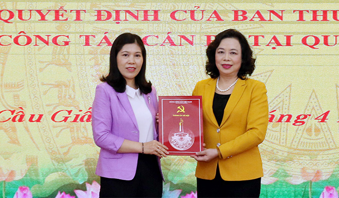Phó Bí thư Thường trực Thành ủy Ngô Thị Thanh Hằng trao quyết định và tặng hoa chúc mừng tân Bí thư Quận ủy Cầu Giấy Trần Thị Phương Hoa.
