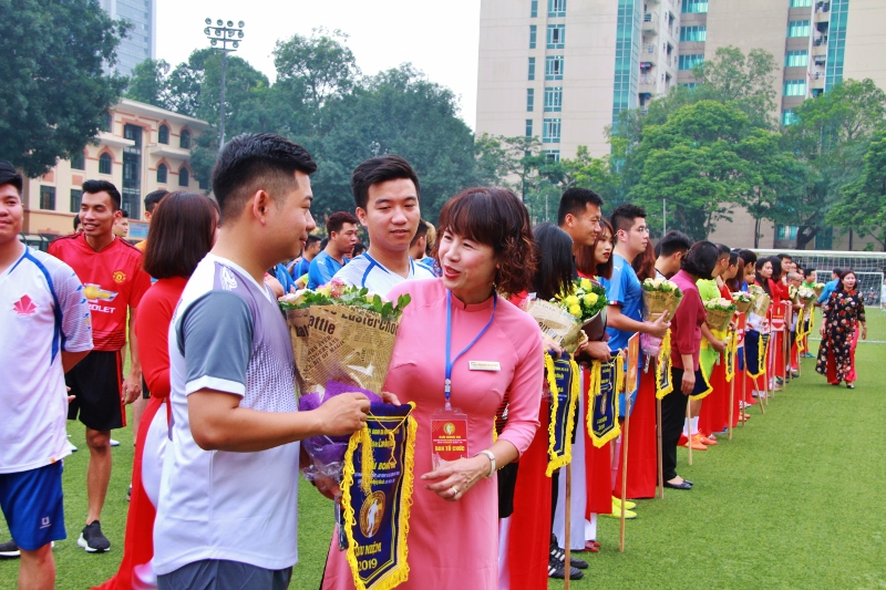 Bà Lê Thị Bích Ngọc, Uỷ viên Ban Thường vụ LĐLĐ TP Hà Nội, Tổng biên tập báo Lao động Thủ đô, tặng cờ lưu niệm cho các đội bóng tham dự giải.