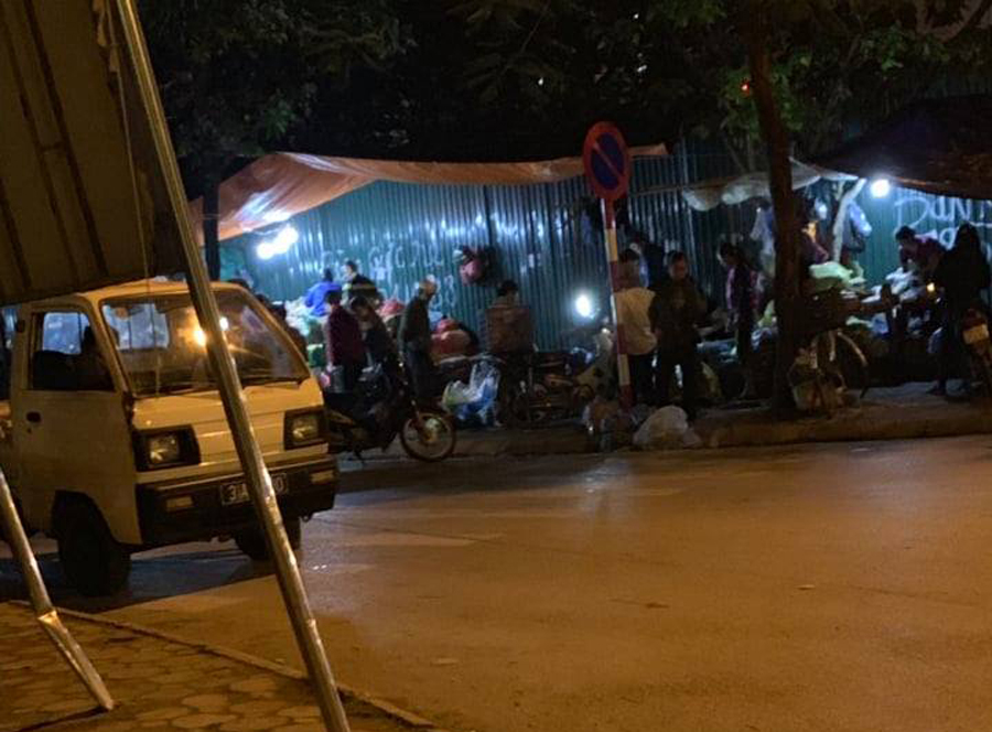 Hà Nội: Phố Trần Quốc Vượng “biến” thành chợ không phép