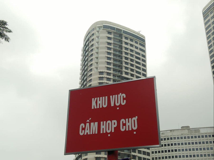 Hà Nội: Phố Trần Quốc Vượng “biến” thành chợ không phép