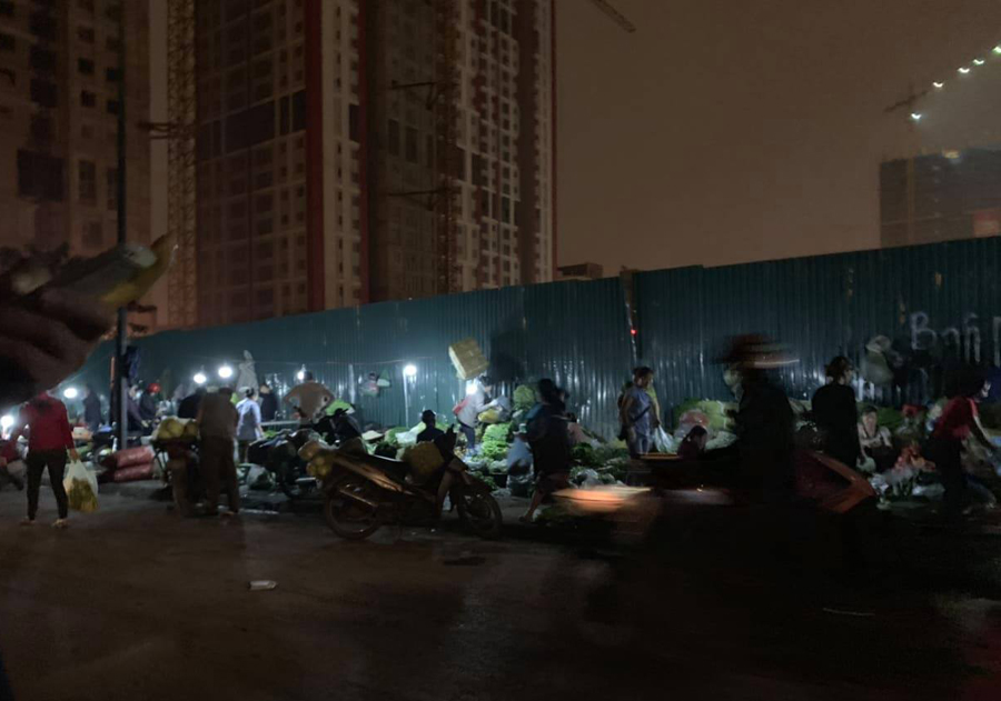 Hà Nội: Phố Trần Quốc Vượng “biến” thành chợ không phép