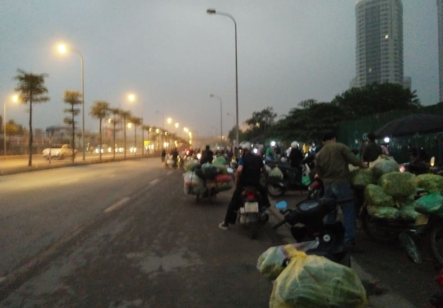 Hà Nội: Phố Trần Quốc Vượng “biến” thành chợ không phép